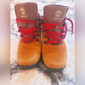 Pre loved 😍 Size 4W, Timberland boots . Some wear and tear.
